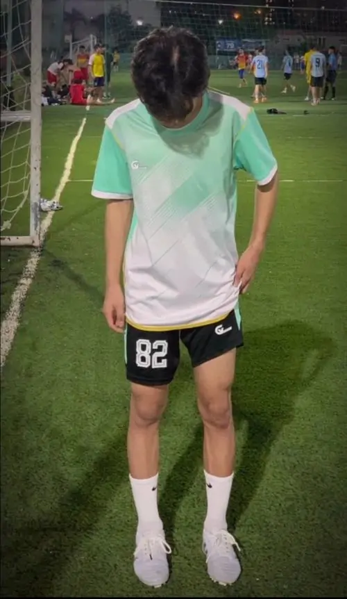 13 Hình hot boy 2010 Cậu trai đứng sân cỏ với nụ cười e thẹn mái tóc đen nhánh outfit thể thao vai rộng thanh thoát toát lên sự tươi tắn năng động.