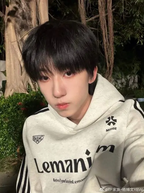 14 Cậu trai với che mặt bí ẩn ngồi đường ray tay cầm điện thoại outfit trắng background đường sắt mang vibe thuần khiết cho hot boy 2k10 TikTok.