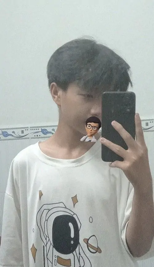 16 Cậu trai đứng đường mòn với biểu cảm ngại ngùng outfit jacket background hoàng hôn da sáng mịn thuần khiết dễ thương.