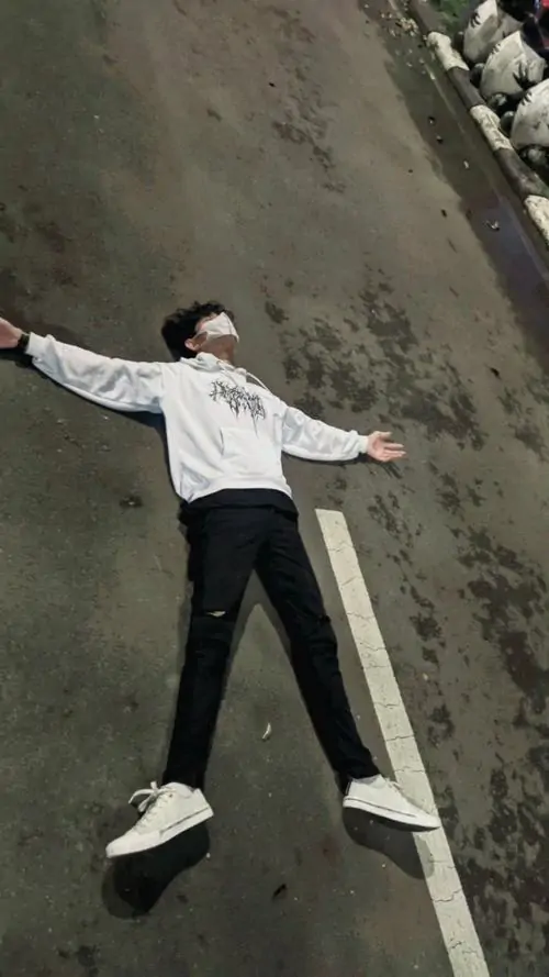 19 Bức ảnh avatar trai trẻ Cậu trai ngồi ghế sofa với outfit xanh biểu cảm tươi tắn tóc tai gọn gàng background phòng khách ấm cúng dễ thương cho boy 2k10.