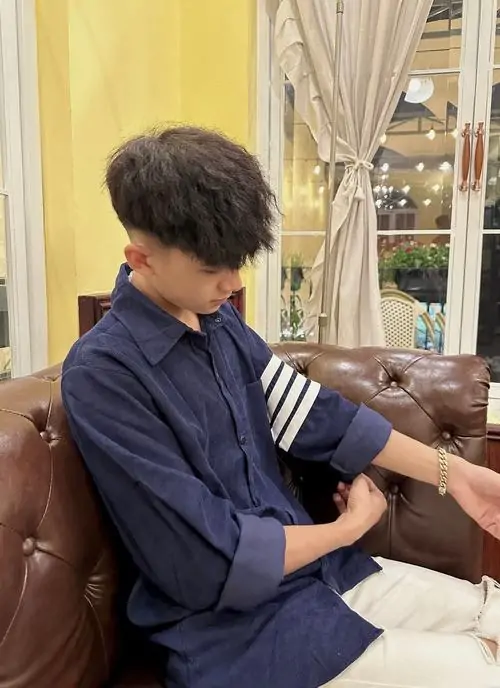 20 Chàng trai Gen Alpha điển trai ngồi trong phòng với background phòng ngủ outfit đơn giản ánh sáng tự nhiên toát lên gương mặt baby face và vibe tươi mới khiến ai xem cũng thấy dễ thương.