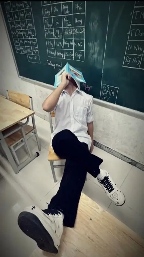 21 Cậu trai sinh năm 2010 với gương mặt góc cạnh giấu mặt nhẹ trong ảnh selfie background phòng ngủ nụ cười tươi mang cảm giác trẻ trung và năng động.