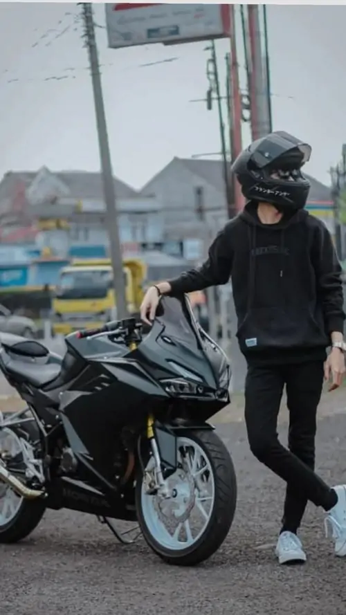 22 Chân dung boy 2k10 che mặt với đôi mắt long lanh dáng người cao ráo background đường ray phong cách năng động mang cảm giác gần gũi dễ thương.