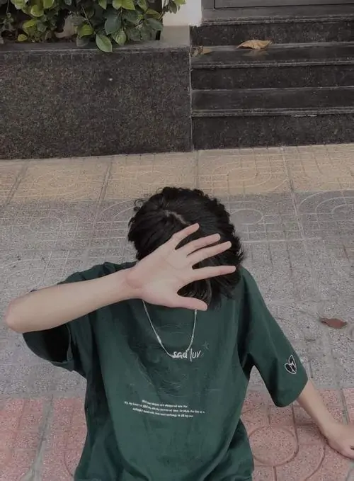 23 Thiếu niên điển trai 2k10 selfie cầm điện thoại với ánh mắt trong veo nụ cười hồn nhiên outfit jacket da sáng mịn toát lên sự thuần khiết tuổi học trò.