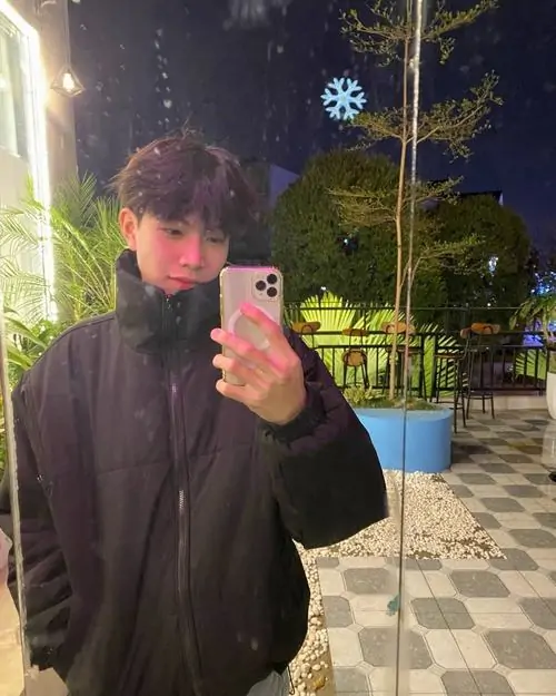 24 Cậu trai sinh năm 2010 đứng ngoài trời với trend che mặt nụ cười e thẹn background vườn xanh outfit đơn giản toát lên vẻ đẹp thuần khiết cute.