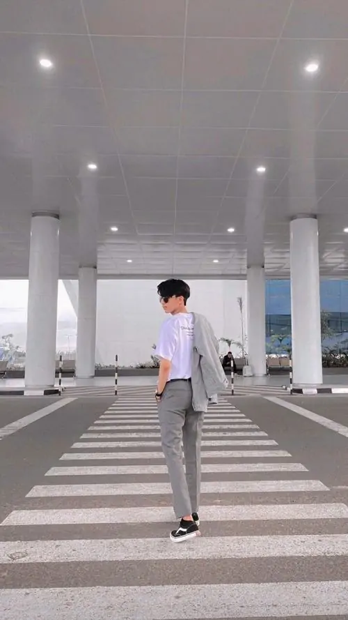 25 Boy Gen Alpha xinh trai đứng đường với outfit đơn giản mái tóc đen nhánh biểu cảm ngại ngùng che mặt bí ẩn toát lên vẻ đẹp thuần khiết tuổi mới lớn.