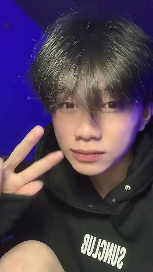 27 Hot boy 2k10 TikTok trong avatar kín đáo với gương mặt baby face outfit trắng trend che mặt tạo vibe tươi mới cho Gen Alpha điển trai.