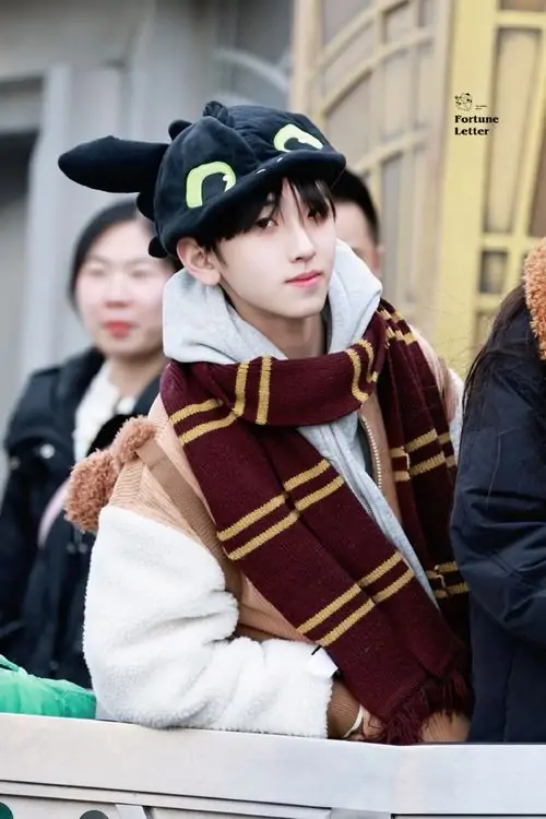 28 Hot boy K10 trong trend trai trẻ 2010 với ánh mắt trong veo phong cách đời thường outfit xanh tay cầm điện thoại tạo sức hút trên TikTok cho lứa tuổi teen.