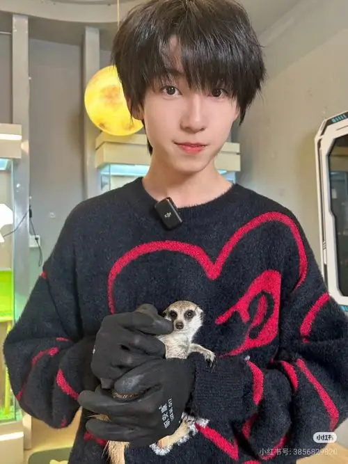 30 Ảnh avatar trai trẻ K10 của hot boy 2010 với vai rộng thanh thoát nụ cười hồn nhiên outfit đời thường filter trẻ trung khiến bức ảnh thêm đẹp và gần gũi.