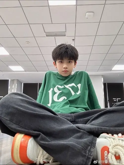 31 Thiếu niên điển trai 2k10 đứng ngoài trời với trend che mặt outfit trắng dáng người cao ráo mái tóc đen nhánh mang biểu cảm ngại ngùng cute cho boy Gen Alpha xinh trai.