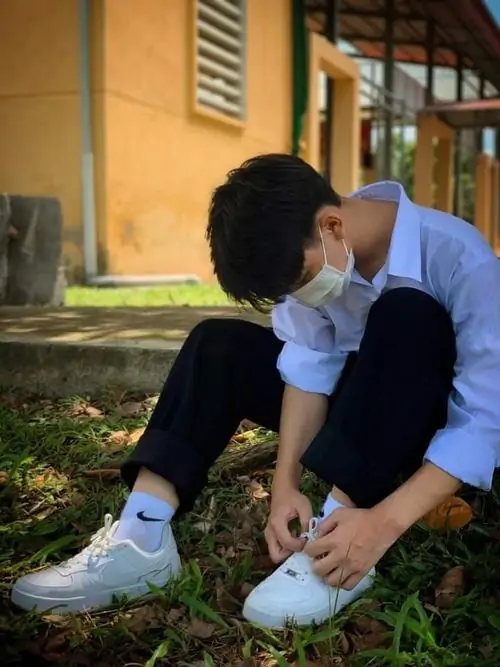 32 Hot boy K10 trong ảnh selfie với gương mặt góc cạnh ánh sáng tự nhiên background phòng ngủ phong cách đời thường khiến bức ảnh thêm gần gũi dễ thương.