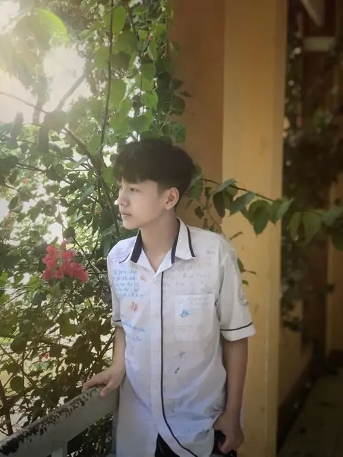 33 Boy 2k10 che mặt với nụ cười tươi dáng người cao ráo background đường nhựa biểu cảm ngây thơ mang vibe tươi mới cho trai đẹp sinh năm 2010.