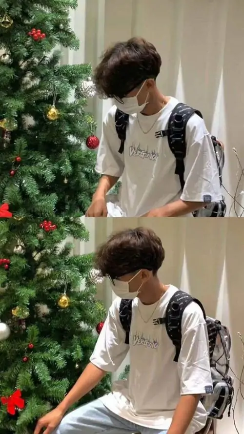 4 Cậu trai Gen Alpha xinh trai ngồi bên hồ với nụ cười tươi da sáng mịn áo trắng phối quần đen background xanh mát dưới ánh sáng tự nhiên làm nổi bật vẻ đẹp tuổi teen.