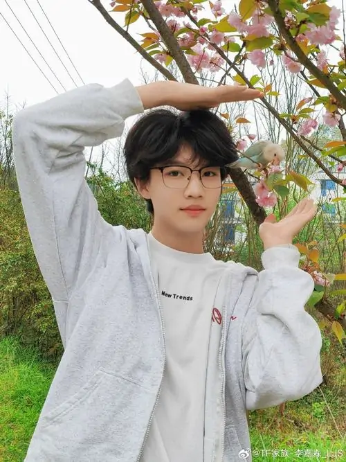 5 Chân dung thiếu niên điển trai Cậu trai đeo kính đứng ngoài với che nửa mặt vai rộng thanh thoát áo trắng phong cách năng động mái tóc đen nhánh khiến bức ảnh thêm cute.