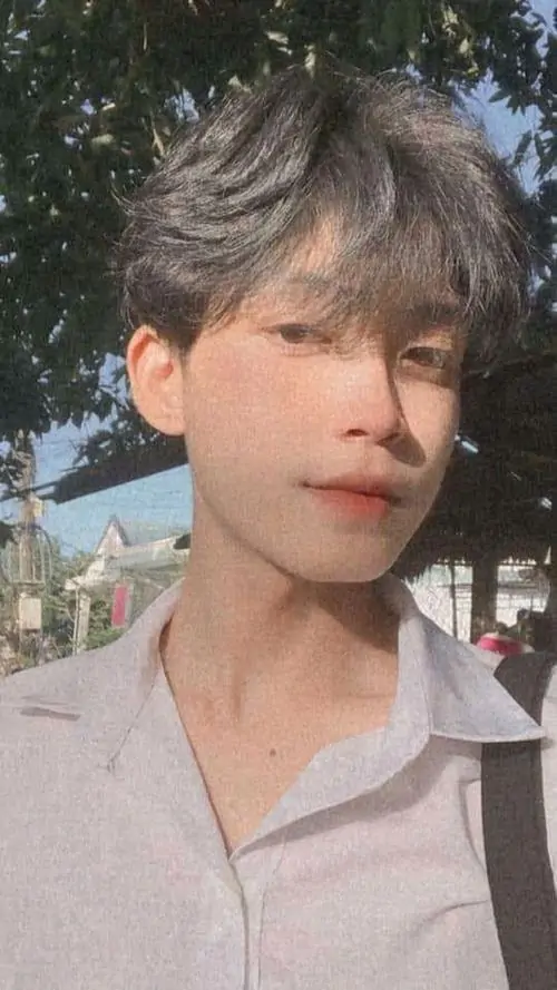 9 Bức ảnh avatar trai trẻ Chàng trai close up với gương mặt góc cạnh avatar kín đáo da sáng mịn biểu cảm ngại ngùng outfit trắng phù hợp làm ảnh đại diện trên TikTok.