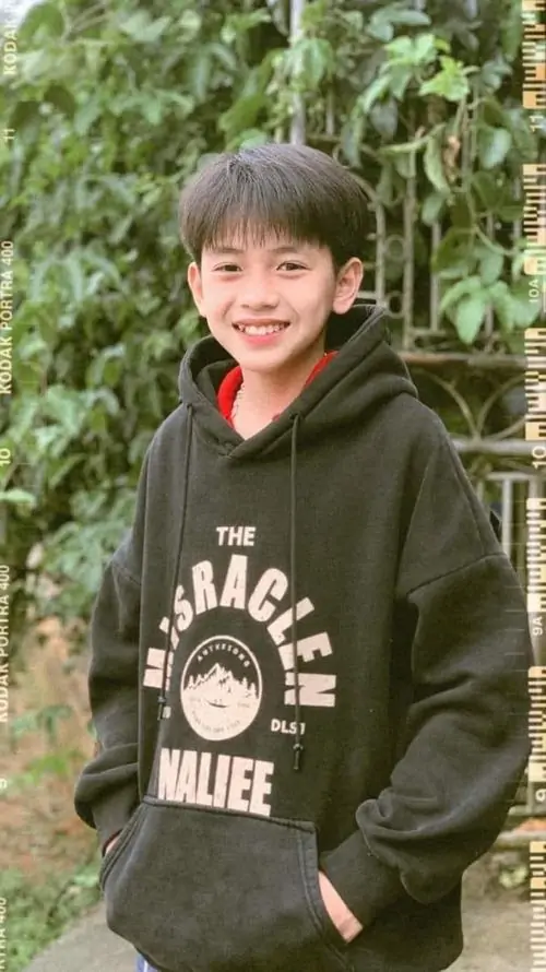 14 Nụ cười của cậu bạn mặc hoodie xanh rêu nổi bật giữa nền lá cây, gương mặt sáng và thần thái thân thiện làm ảnh rất dễ mến, phù hợp với nhóm ảnh trai xinh học sinh thiên về nét tự nhiên và ngọt ngào