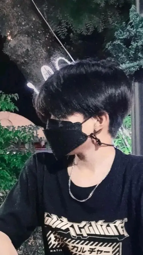 15 Hình trai xinh học sinh bắt cận nghiêng khi bạn nam đeo khẩu trang đen ngoài trời, tóc đen dày và bờ vai gọn tạo tổng thể sáng sủa, rất hợp kiểu ảnh trai đẹp che mặt vốn được chia sẻ nhiều trên Facebook