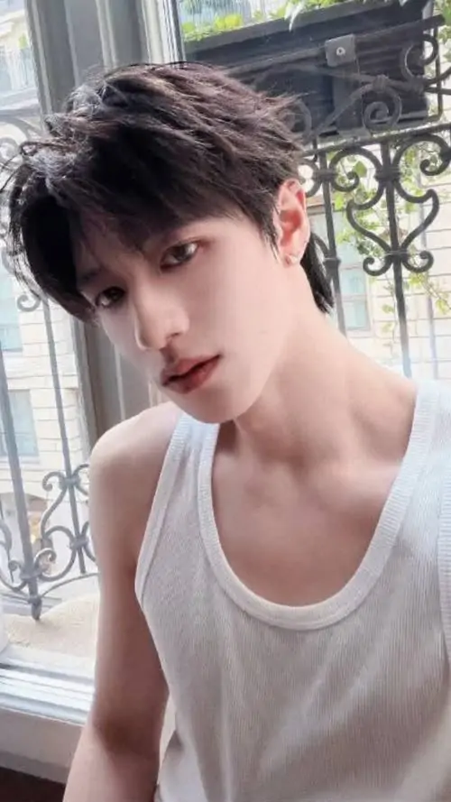 20 Cận cảnh chàng trai mặc áo ba lỗ trắng bên khung cửa sắt, xương quai xanh và đường nét gương mặt hiện rõ dưới ánh sáng mềm, bức này nổi bật ở ánh mắt hút nhìn và chất ảnh đẹp kiểu Pinterest