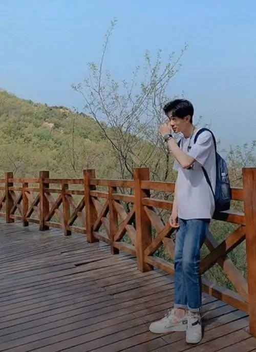 26 Bạn nam mặc đồ đen di chuyển trên con đường có hàng cọ và nắng gắt, khung hình bắt được chuyển động nên trông phóng khoáng, tóc mullet và cách tạo dáng làm bức ảnh nghiêng rõ về phong cách boy phố k8