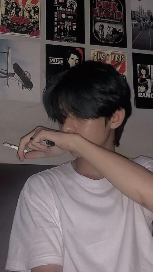 27 Khoảnh khắc hot boy học đường trên đỉnh đồi đầy gió với áo vàng nổi bật, dáng bước nhỏ giữa nền núi xa khiến ảnh có sức sống rõ rệt, vừa hợp Pinterest vừa giữ nét năng động của tuổi mới lớn