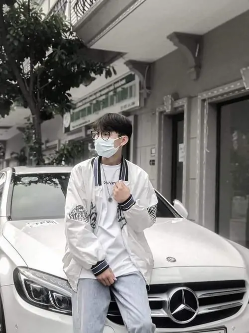 28 Ảnh cậu bạn 2k8 đặt giữa cột đèn và hàng rào, màu ảnh hơi lạnh giúp hoodie sáng bật lên, tổng thể không cầu kỳ nhưng vẫn bắt mắt, đúng kiểu ảnh nam sinh sân trường khiến người xem thấy gần gũi