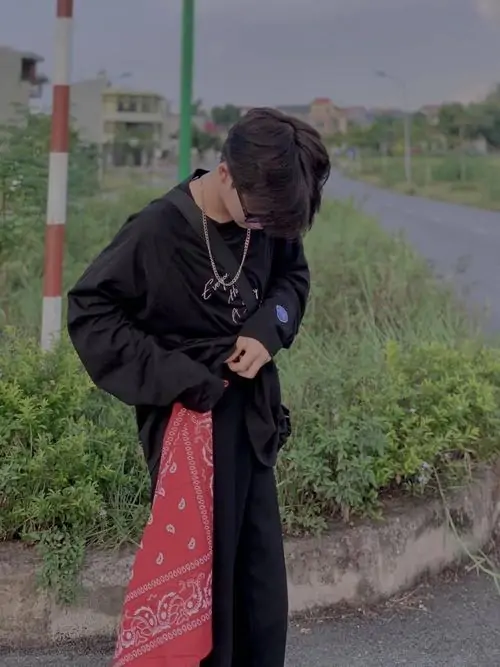 31 Trên nền mây xám và khu vườn nhiều chi tiết, cậu bạn 2k8 mặc đồ sáng đứng yên trước ống kính, dáng thẳng và sắc ảnh trầm tạo cảm giác trưởng thành hơn, phù hợp nhóm ảnh trai đẹp 2k8 mang tông dịu