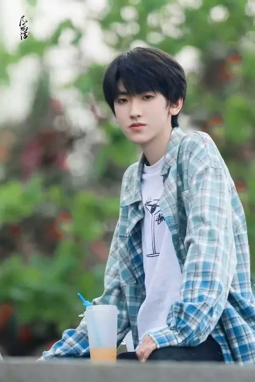 34 Bạn nam cười tươi trong chiếc hoodie xanh sẫm trước nền lá rậm, đôi mắt linh hoạt và biểu cảm thoải mái làm bức ảnh có sức hút rất riêng, hợp với các bộ sưu tập ảnh hot boy học đường thiên về nét ấm áp