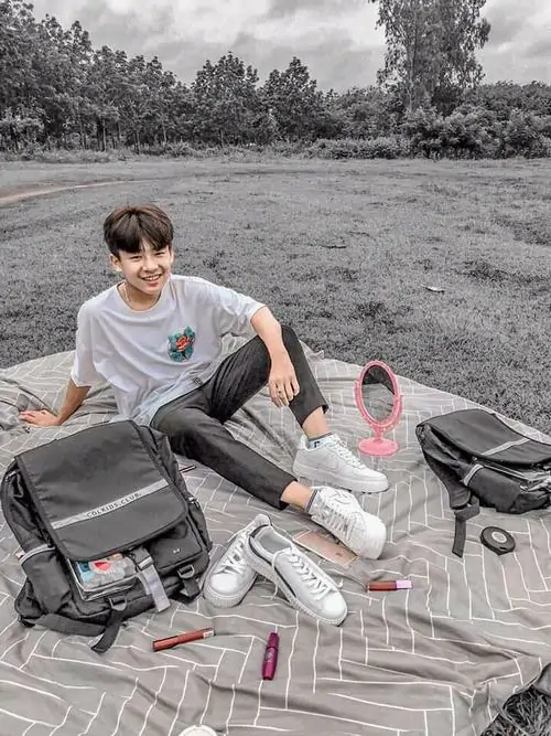 7 Góc chụp trai đẹp 2008 ghi lại nam sinh ngồi giữa nền lát đá cùng ba lô và đôi giày đặt cạnh, áo sáng màu và tư thế thoải mái tạo cảm giác thư sinh, rất hợp kiểu ảnh selfie sân trường mang nét mộc mạc