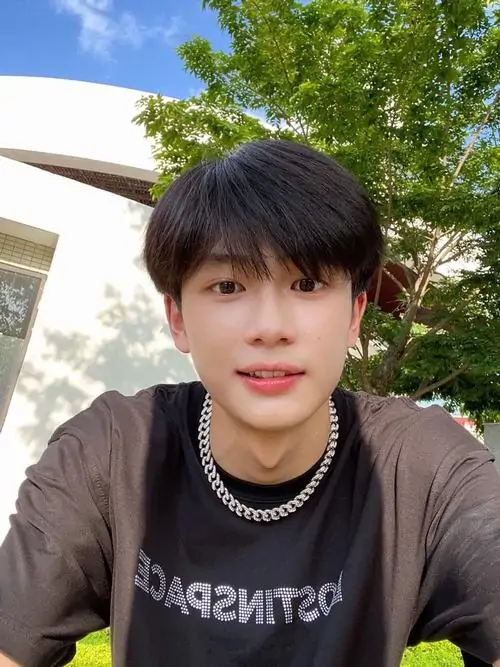 9 Chàng trai phố k9 tự sướng ngoài trời với áo đen dây chuyền bạc nổi bật thể hiện nam thần học đường 2k9 với chiều cao 1m75 1m80 và ngoại hình nổi bật.