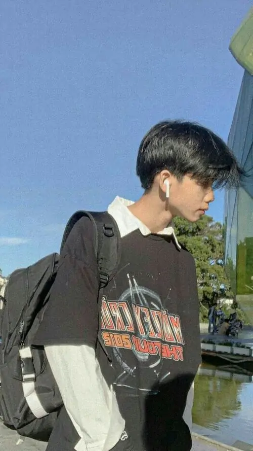 10 Đeo balo lớn đứng ngoài trời với hoodie đen in chữ quần tối màu ảnh trai đẹp việt nam 2009 toát lên vibe học đường ấm áp của boy phố thời trang.