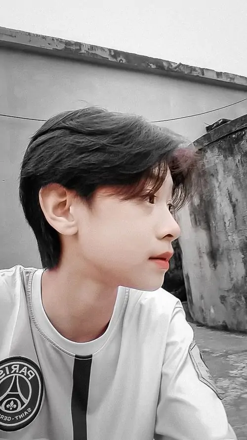 11 Ảnh trai đẹp k9 nghiêng mặt trong áo trắng logo đen tóc side part thể hiện sự chuyển tiếp từ ngây ngô sang góc cạnh cùng đường nét nam tính của cực phẩm 2k9 việt nam.