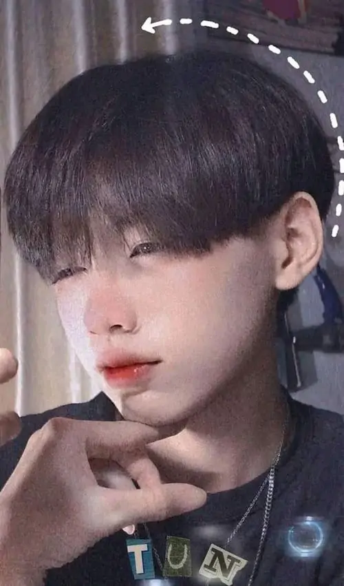 18 Chàng trai chống cằm trong áo đen in chữ với dây chuyền thể hiện kiểu tóc side part và thần thái cool ngầu của nam thần lớp 11.