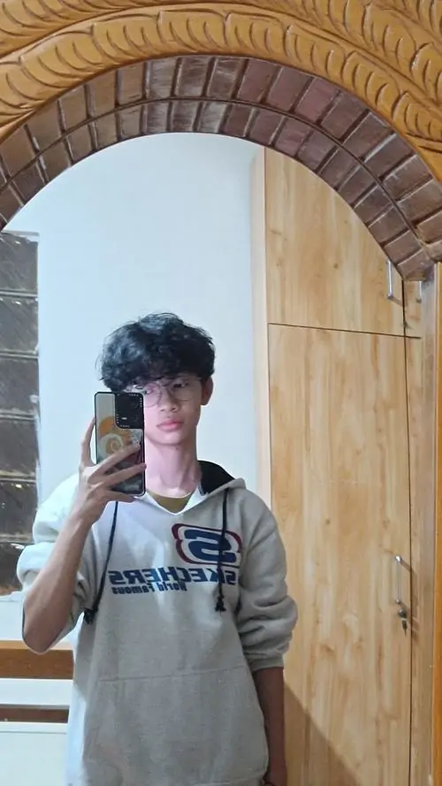 19 Chàng trai phố k9 tự sướng trong gương với áo xám sweatshirt cầm điện thoại thể hiện ảnh học sinh đẹp trai với phong cách hiện đại của lứa 2k9.