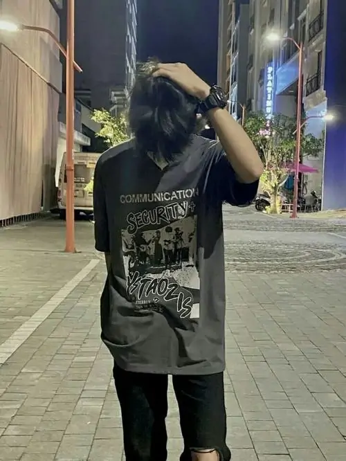 20 Cậu trai đứng ngoài phố đêm với áo đen tay vuốt tóc toát lên đường nét nam tính và ngoại hình nổi bật của chàng trai k9 trong đêm thành phố.