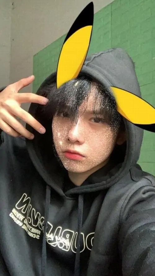 21 Nam sinh lớp 10 đứng tựa tường với áo sơ mi trắng cà vạt thể hiện xương quai hàm rõ và chiều cao vượt trội của hot boy 2k9 đẹp trai trong giờ ra chơi.