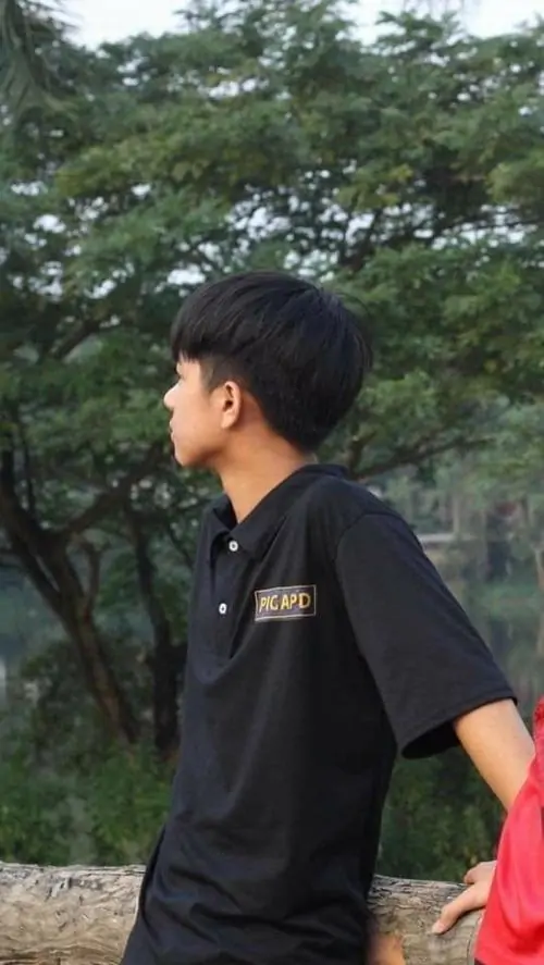 24 Ảnh học đường của nam sinh lớp 11 với áo phông basic quần shorts thể hiện trổ mã tuổi teen cùng sống mũi cao và phong cách hiện đại giữa sân trường.