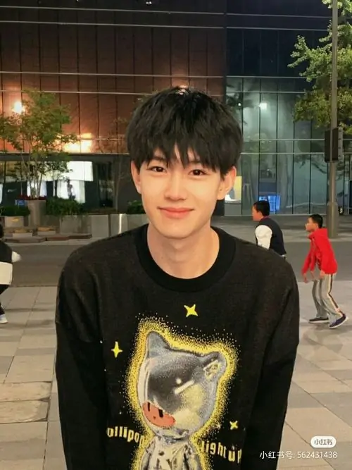 25 Hot boy 2k9 đẹp trai tự sướng trong phòng với áo polo cổ xanh toát lên khí chất học đường ấm áp cùng ngoại hình nổi bật của nam thần học đường 2k9.