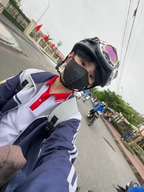 27 Nam sinh cấp ba với mái tóc layer tỉa mỏng trong áo hoodie varsity thể hiện thần thái lạnh lùng và gu thời trang sơ mi trắng cà vạt của trai đẹp k9 che mặt.