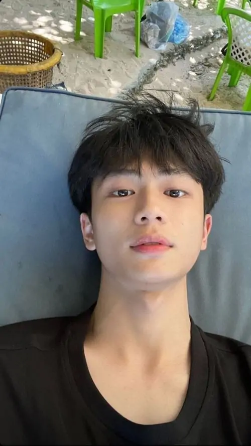 28 Cực phẩm trai k9 ngồi trên xe máy với áo thun đen quần jeans toát lên đường nét nam tính cùng kiểu tóc side part trong không khí đường phố buổi tối.