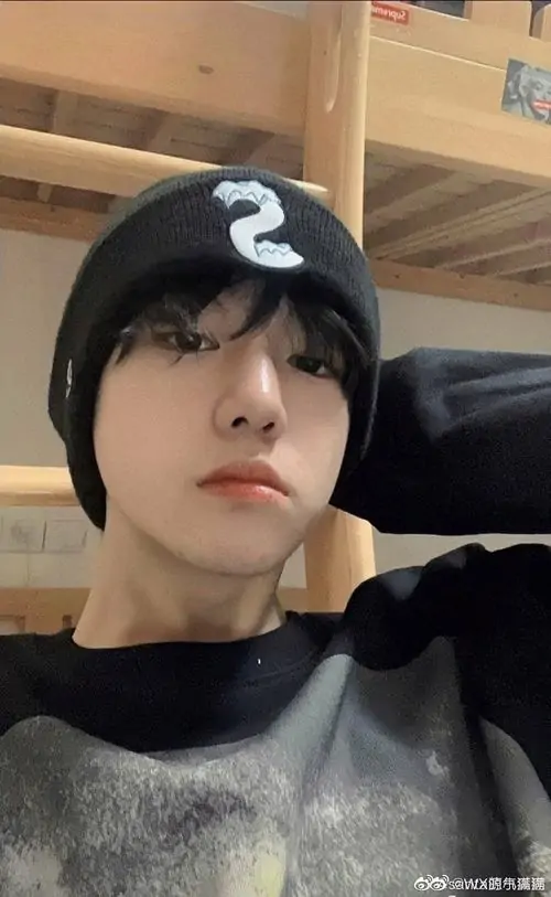 29 Nam sinh cấp ba vuốt tóc trong áo jacket đen thể hiện thần thái cool ngầu cùng gu thời trang sơ mi trắng cà vạt của hot boy 2k9 trong không gian thoáng đãng.