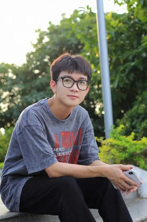 30 Boy phố k9 che mặt đứng dưới tán cây với quần cargo và sneakers thể hiện trổ mã tuổi teen cùng sống mũi cao của ảnh học sinh đẹp trai.