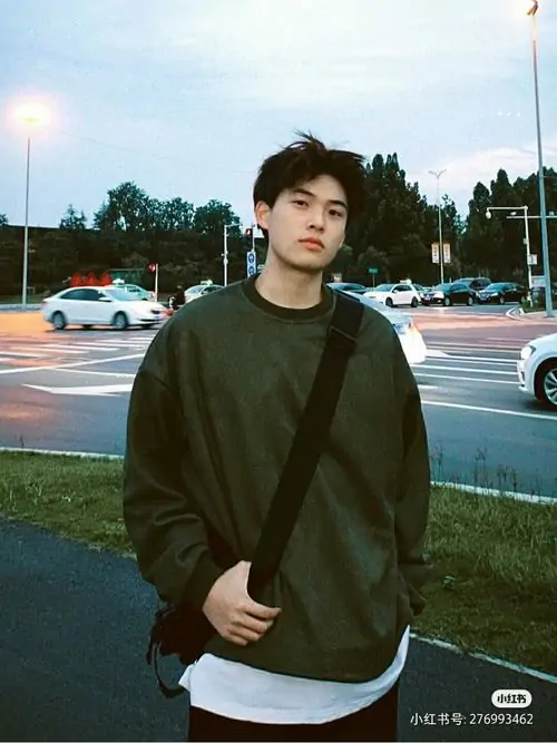 32 Chàng trai 2k9 tự sướng ban đêm với áo thun in chữ toát lên ngoại hình nổi bật cùng khí chất học đường ấm áp của trai k9 che mặt.