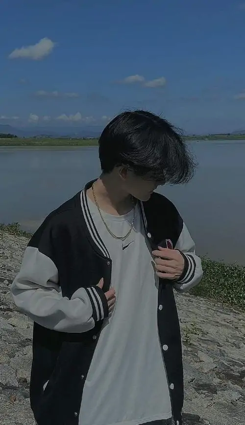 33 Cậu hot boy 2k9 ngồi trên ghế công viên với áo sơ mi trắng cà vạt lỏng lẻo thể hiện kiểu tóc mullet cá tính và phong cách hiện đại của nam sinh lớp 11.