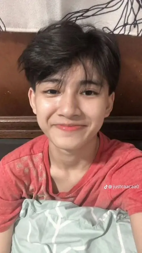 35 Cực phẩm 2k9 việt nam ngồi xổm bên lan can với áo hoodie xám thể hiện kiểu tóc layer tỉa mỏng và sự chuyển tiếp từ ngây ngô sang góc cạnh của lứa tuổi.