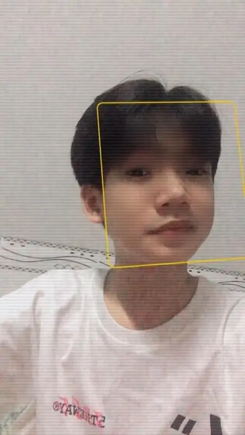 37 Ảnh trai đẹp 2k10 đứng trong lớp học với đồng phục sơ mi trắng thể hiện xương quai hàm rõ và vibe học đường ấm áp của nam sinh lớp 10 đang chuyển mình.