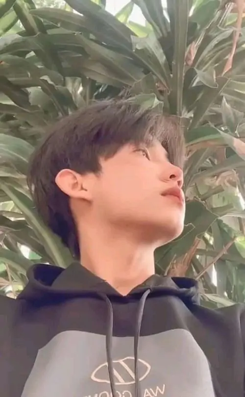 38 Boy phố thời trang với áo polo xanh cổ trắng thể hiện trổ mã tuổi teen cùng phong cách hiện đại của ảnh học đường nam sinh lớp 10.