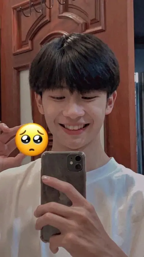 39 Hot boy gen z với balo đeo một bên trong áo jacket đen thể hiện sự chuyển tiếp từ ngây ngô sang góc cạnh cùng chiều cao vượt trội của lứa tuổi teen trổ mã.