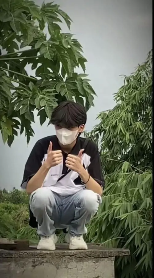 7 Nam thần lớp 10 11 ngồi xổm trên tảng đá với áo đen khẩu trang che mặt thể hiện trai k9 che mặt cùng thần thái lạnh lùng trong không gian ngoài trời.