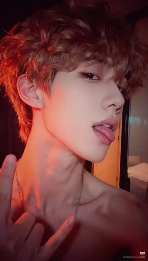 13 Hình cậu bạn lên ảnh với mái tóc đỏ xoăn, cổ nghiêng và môi hé dưới nguồn sáng đỏ gắt, bức hình dồn mạnh vào cảm xúc, tạo vẻ quyến rũ rõ rệt, hợp gu người thích ảnh chân dung nam có sắc thái nổi loạn