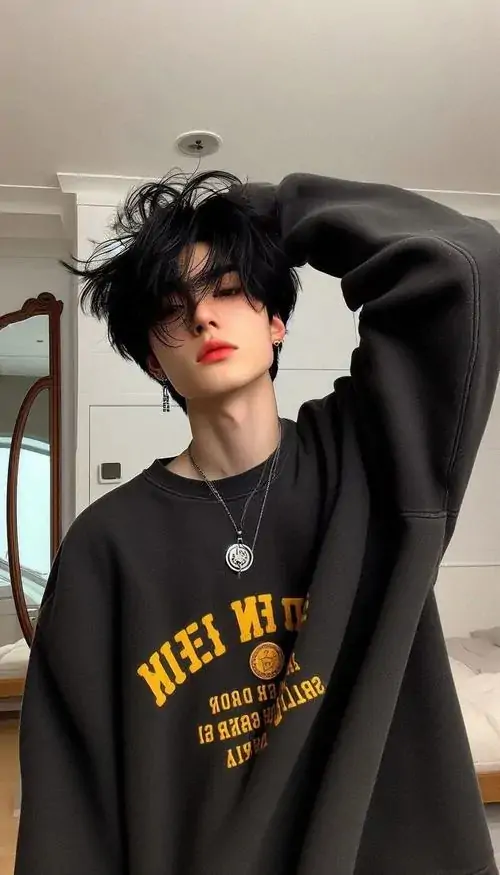 19 Khung hình hot boy chụp qua gương với áo nỉ rộng, tóc phủ mắt và một tay vòng lên đầu, bức hình giữ đúng tinh thần đời thường mà vẫn có chất ngầu riêng, hợp kiểu chàng trai cá tính thích vẻ ngoài bất cần